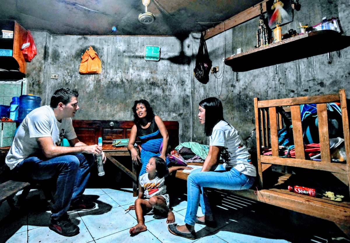 Alan%20Debonneville,%20founder%20of%20the%20Arcanys%20Early%20Learning%20Foundation,%20is%20chatting%20with%20a%20mom%20and%20her%20daughter,%20and%20a%20teacher,%20in%20Ermita%20district%20of%20Cebu%20City,%20Philippines%20-%20by%20Pablo%20S.%20Quiza